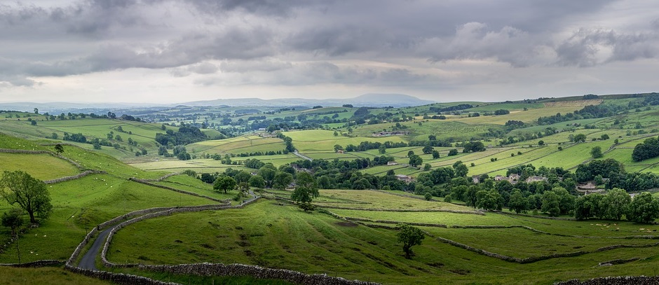 Brits are ahppier livving in the countryside than the cities