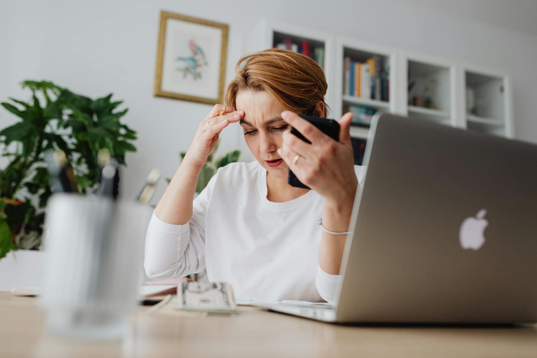 woman sitting at the desk with the laptop